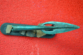 Крупный бронзовый прорезной наконечник копья Белозерской культуры