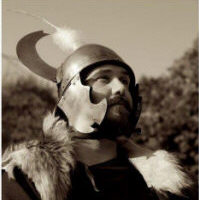 Реконструкция шлема Кассасельватика с поперечным кожаном шнурком под подбородком