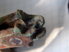 Поврежденное место фиксации створок