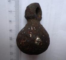 находка древнерусского кистеня ташуированного серебром