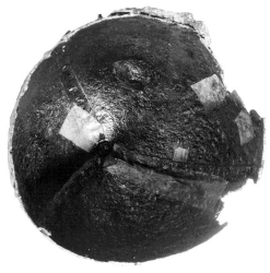 Укрепление внутренней поверхности шлема в ходе реставрации