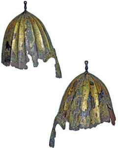 Шлем из Моску. Вид справа и слева 