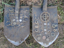 Находки древнеримских монет, латенских и древне средне и поздне римских римких фибул ременных пряжек. Приалекает внимание крупный солярный амулет в форме «кельтский крест», гальштатская фибула-сюльгама без иглы. Еще есть древнеримский ключ и большое количество серебряных монет.