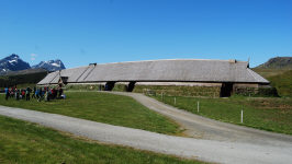 Длина сооружения – 83 метра, а расположен он совсем рядом с местом раскопок оригиального строения. Стены утеплены толстым слем торфа