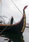 Одно из предлагаемых туристам развлечиний - хождение на драккаре под предводительством вождя