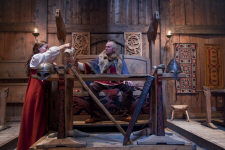 Вождь викингов на тронном месте