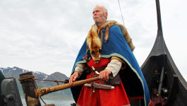 Одно из предлагаемых туристам развлечиний - хождение на драккаре под предводительством вождя