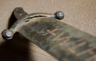 Сабельное перекрестье на мече