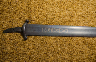 Меч с сабельным перекрестьем, ташуированый рунническими надписями