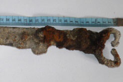 Скифский кинжал с изогнутым однолезвийным клинком и антенным навершием рукояти