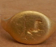 Золотой шляхетский перстень c затертой гербовой фигурой