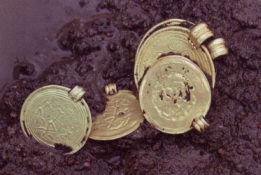 Находка брактеатов на городище Sorte Muld II, остров Борнхольм, Дания