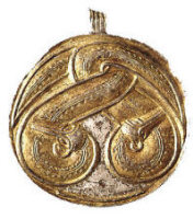 Позолоченый бронзовый кулон позолочены с серебряным орнаментом, 5 век н. э, Исторический музей Университета Лунда