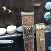 Детали прибора и украшения ножен, точильные камни на заднем плане