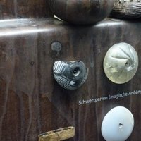 Темлячные диски, крепились за шнурок (темляк) к рукояти. Их прикладвали к ранам, считая что они помогают в заживлении