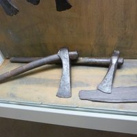 Топоры с сохранившмися топорищами