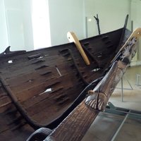 Корма с реконструированными деревянными головами, обнаруженными в 2011 году