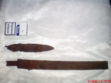 Нож и остатки сабли