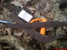 Нож и остатки сабли