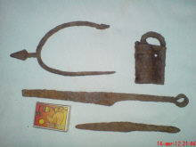 Шпора с шипом, подвесной замок, ножи