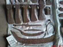 Замок, узколезвийные топоры, шпора, ножи, серп, коса.