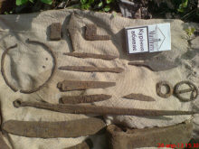 Наконечник копья, железная шейная гривна, наконечник обоймица ножен и перекрестье сабли, обломки ножей, наконечник срелы, топорик и пряжки