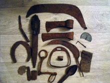 Ножик современный, деталь современого плуга, подкова, пластина ламеллярного доспеха, коса, топорики, стремя, удила, осколки зеркала, копачёк (современный?), медная пластина, современные ложка и вилка, непонятные железные штырь и обоймица