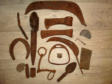 Ножик современный, деталь современого плуга, подкова, пластина ламеллярного доспеха, коса, топорики, стремя, удила, осколки зеркала, копачёк (современный?), медная пластина, современные ложка и вилка, непонятные железные штырь и обоймица