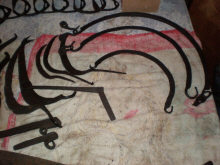 Стремена, держаки и дужки от ведер, Наконечники кос, копий, железная деталь плетки, косы и серпы