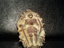 Рельефная фигурка, изображающая рыцаря в латах