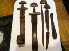 Мечи типа H и К2 по Я. Петерсону, отстатки мечей, скрамасакс, согнутый наконечник копья