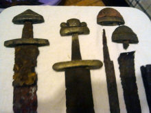 Мечи типа H и К2 по Я. Петерсону, отстатки мечей, скрамасакс, согнутый наконечник копья