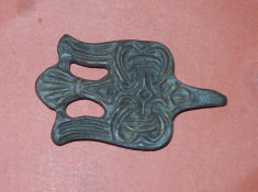 Крючок для обмоток голени в виде хищной птицы