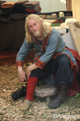 Шведский викинг обматывет ноги обмотками