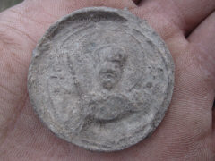 Древнерусская свинцовая вислая печать, изображающая князя с копьём