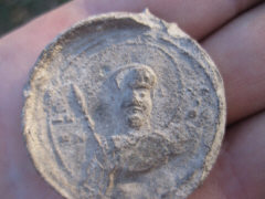 Древнерусская свинцовая вислая печать, изображающая князя с копьём