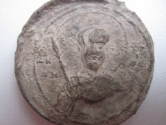 Древнерусская свинцовая вислая печать, изображающая князя с рогатым копьём