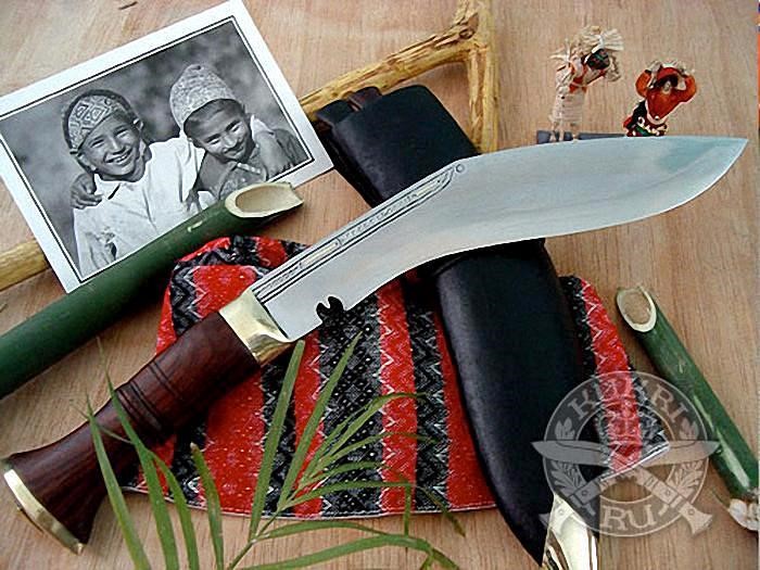 кукри с явно выраженным углом-горбиком на обухе