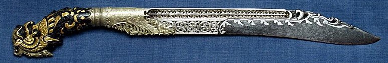 Богато украшенй нож пихия