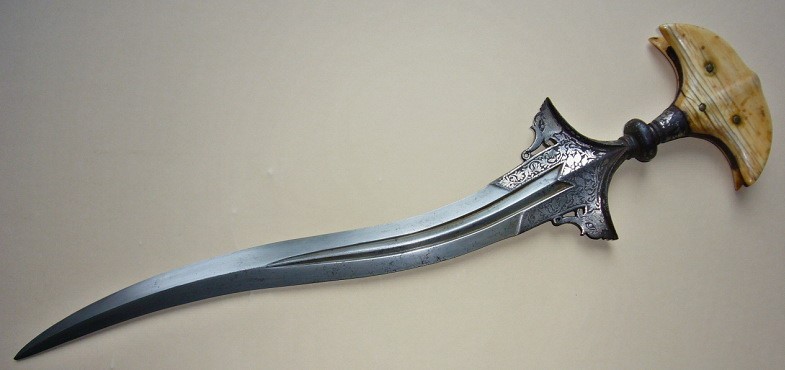 Чиланум с навершием с костяными накладками