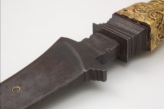 устье рукояти боевого ножа айда-катти