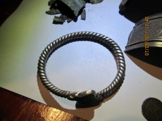 Древнерусский серебряный псевдовитой браслет с фигурными расширениями на кончиках, украшенными чернью.