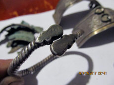 Древнерусский серебряный псевдовитой браслет с фигурными расширениями на кончиках, украшенными чернью.