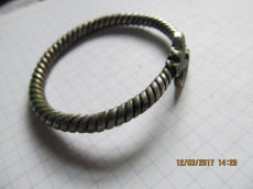 Древнерусский серебряный псевдовитой браслет с фигурными расширениями на кончиках, украшенными чернью.