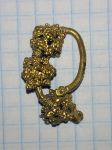 Трехбусинное височное кольцо, золото, филигрань, зернь. 12-13 век