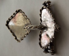 Двупластинчатая фибула с двойной пружиной. Период поздней Римской империи