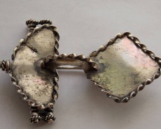 Двупластинчатая фибула с двойной пружиной. Период поздней Римской империи