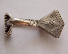 Позднеримская P-образная фибула с орнаментом на пластине иглопри'мника