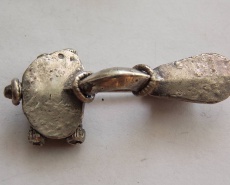 Серебряная двупластинчатая фибула. Период поздней Римской империи