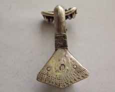 Позднеримская P-образная фибула с орнаментом на пластине иглопри'мника